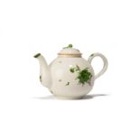 Théière boule égoïste en porcelaine de Nyon période Dortu. A décor en camaïeu vert de semi sde