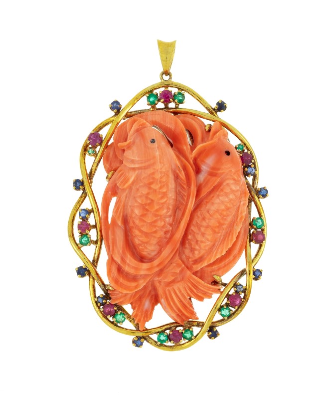 Pendentif carpes Koï or 585 et corail gravé serti de saphirs de rubis et d'émeraudes taille rond