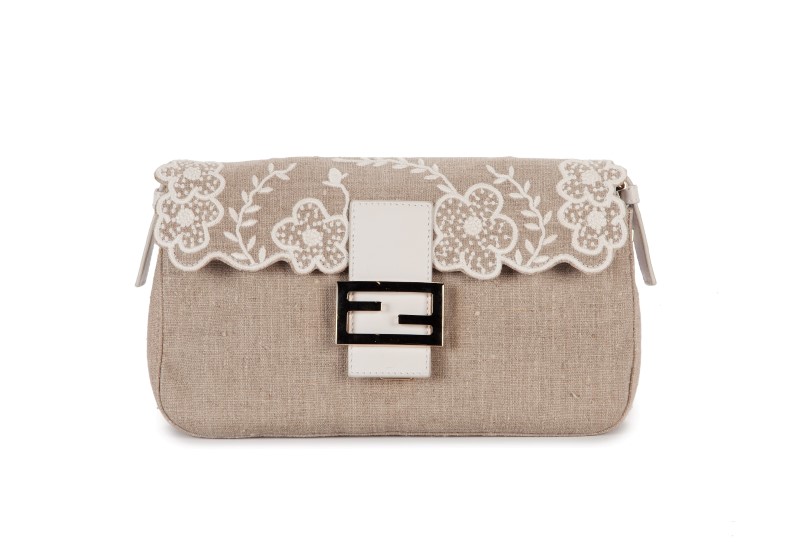 Fendi sac Baguette en toile beige et cuir blanc le rabat brodé de fleurs housse 15x26 cm