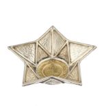Coupe en forme d'étoile en argent 800 et or 750 Italie XXe s. au décor martelé avec le fond un