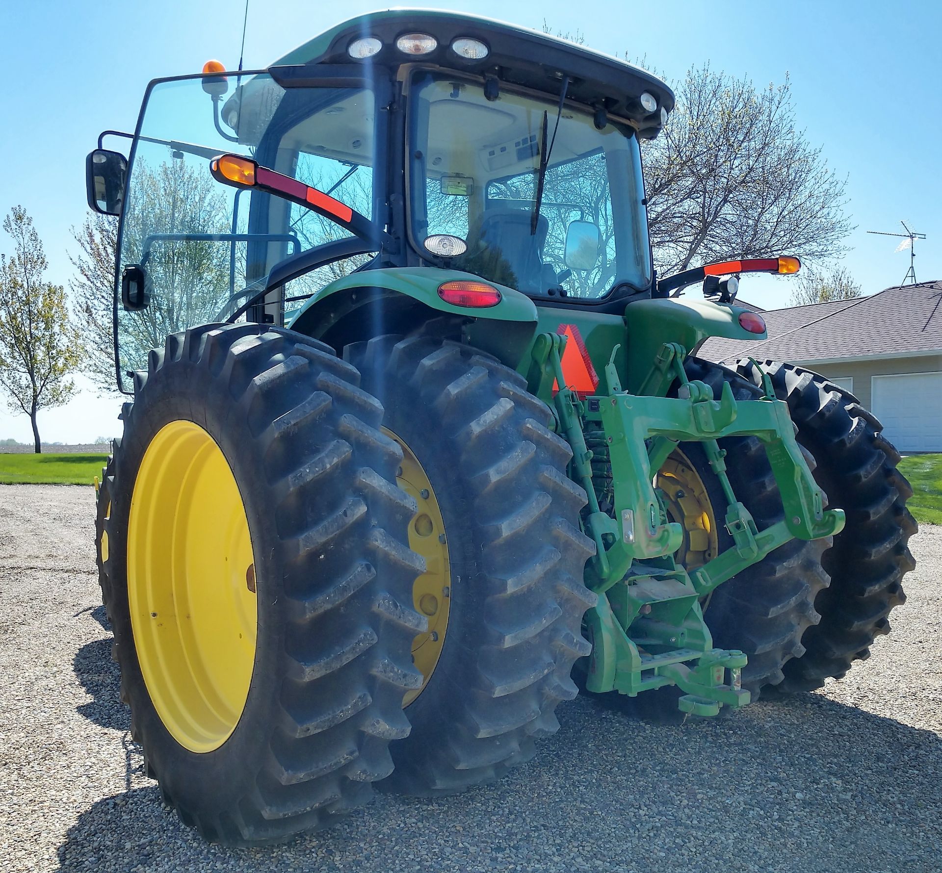 2013 JD 8235R MFWD 235 HP Tractor with power shift. Serial #1RW8235RPDP074834 with 800 hours. - Image 2 of 3