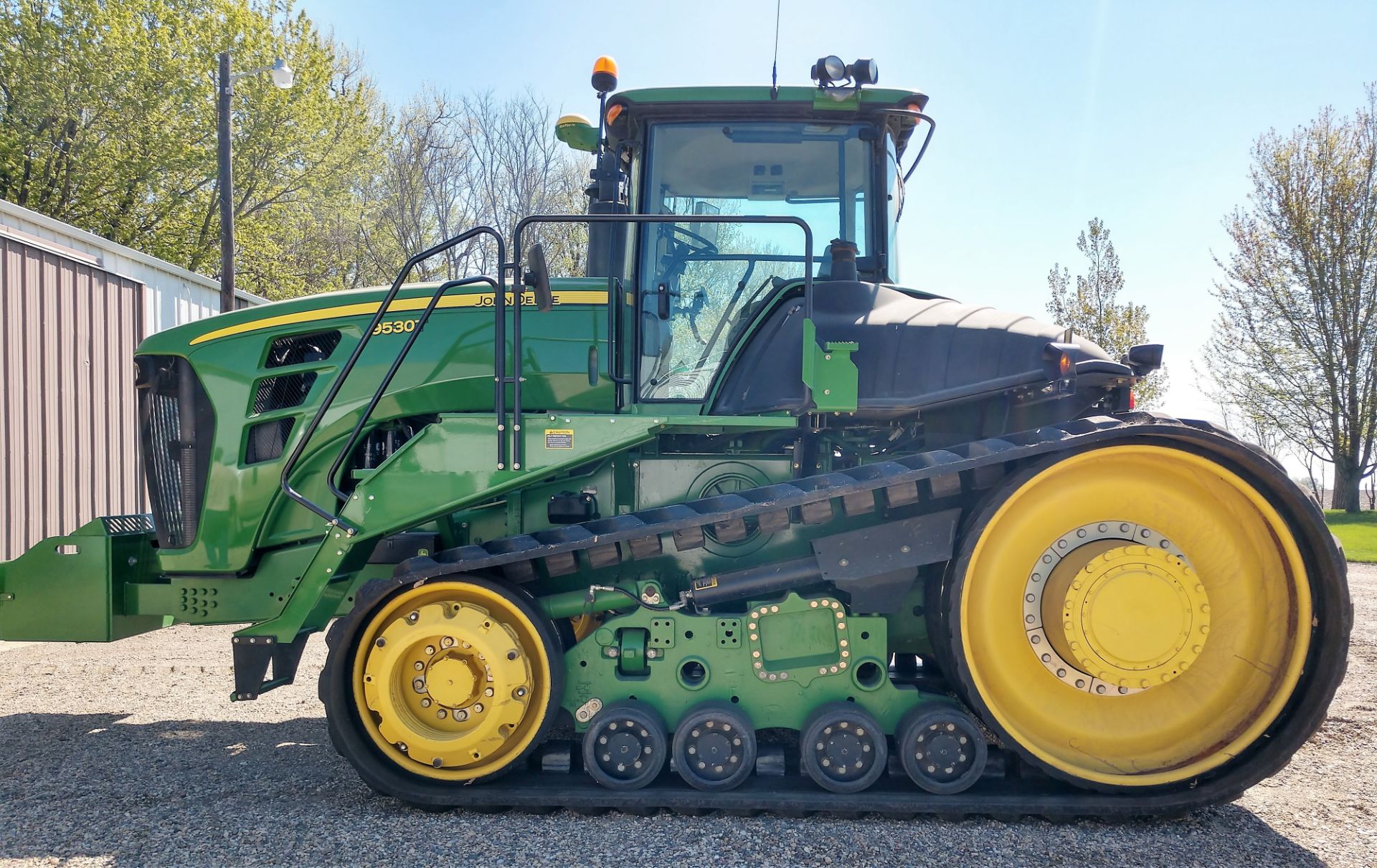 2009 JD 9530T 475 HP Tractor with power shift, heavy duty Durabilt 5500 36 inch wide tracks in