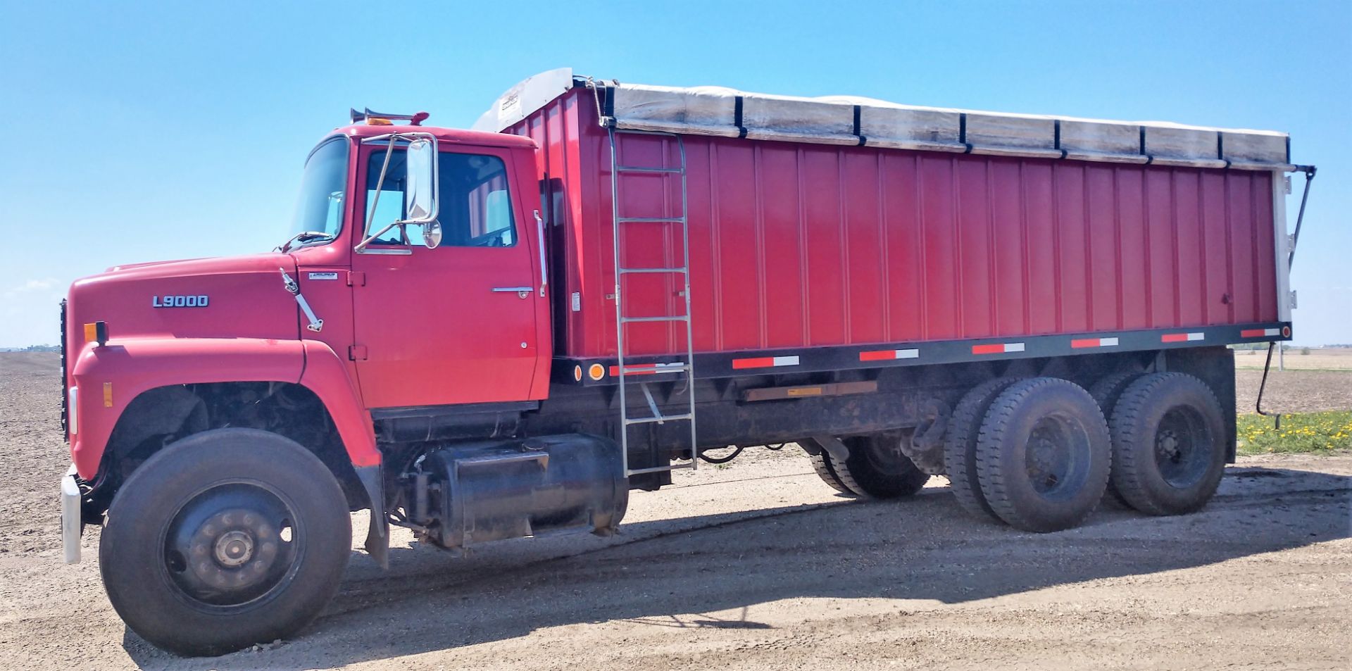1988 Ford L9000 Twin Screw Grain Truck With L10 Cummins Motor And 9 Speed Transmission – 20 Foot