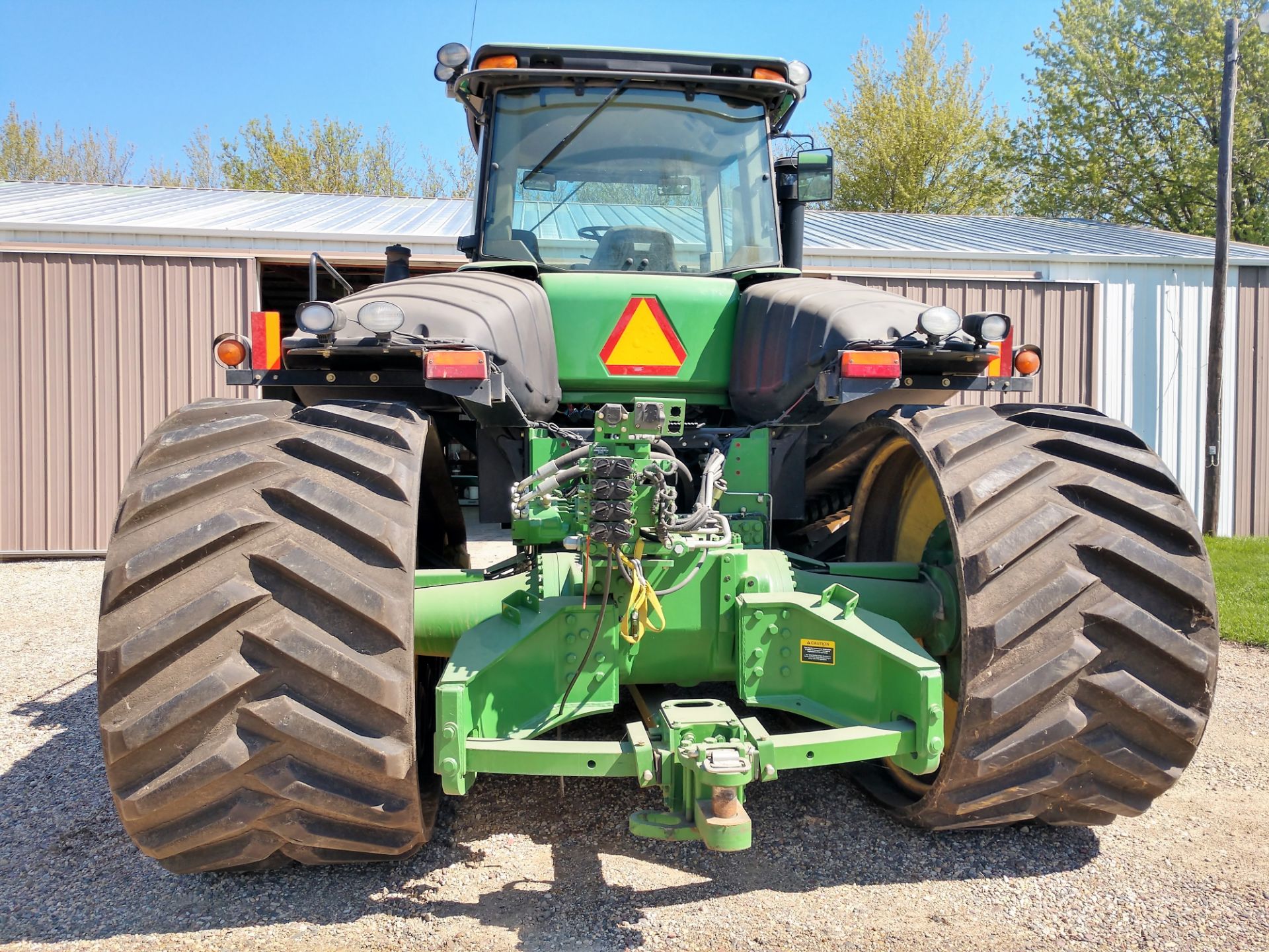 2009 JD 9530T 475 HP Tractor with power shift, heavy duty Durabilt 5500 36 inch wide tracks in - Image 2 of 3