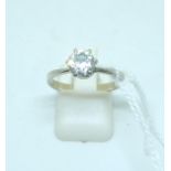 BAGUE solitaire en or blanc 18 kt, diamant de 0.90 ct, taille ancienne. TDD: 56.5. [...]