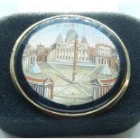 * BROCHE ovale ornée d'une micro-mosaïque représentant : "la Place Saint Pierre". [...]