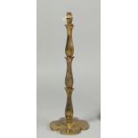 SCARPA (XXe SIECLE) - LAMPE de bureau en bronze doré, le fût à structure [...]