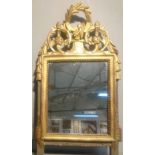 MIROIR en bois doré et sculpté à décor de filets de perles, le fronton ajouré à [...]