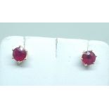 BOUCLES D'OREILLES en or jaune 18 kt, ornées de rubis taille brillant, 0.90 ct [...]