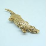 BROCHE en or jaune 18 kt, en forme de crocodile ornée de brillants stylisant les [...]