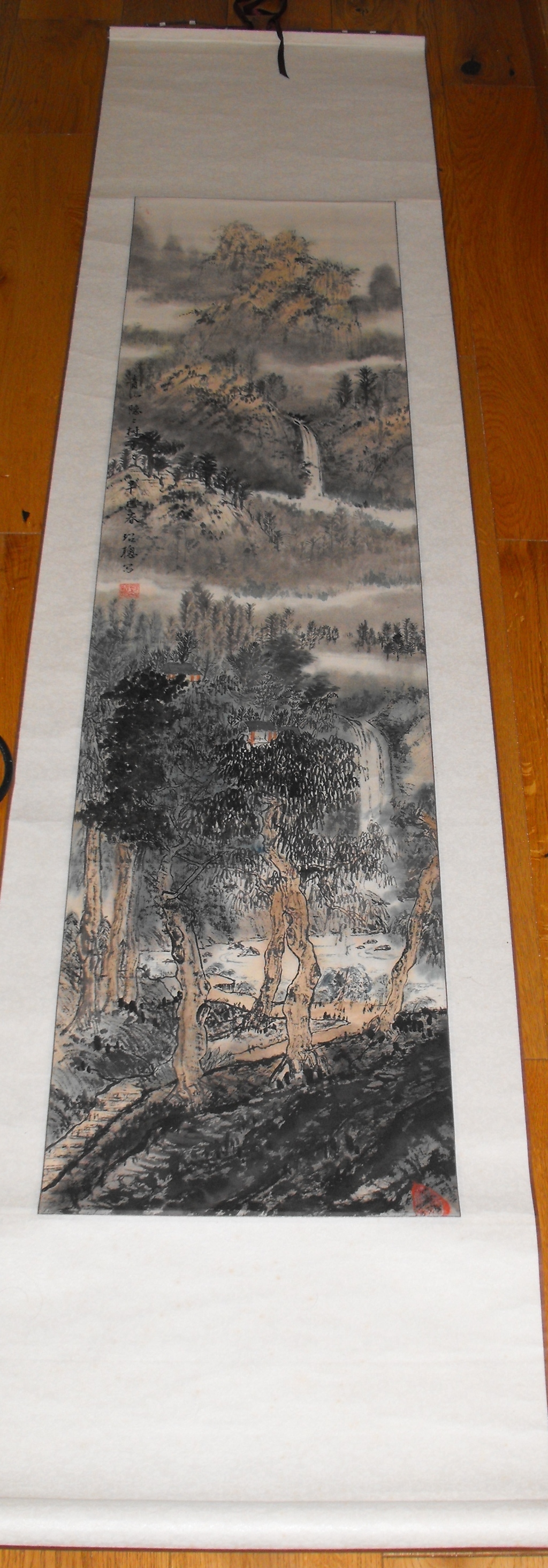 Antique/Vintage Oriental Scroll approx 7 feet ( 2.13 metres) long and 44cm wide. - Image 2 of 6