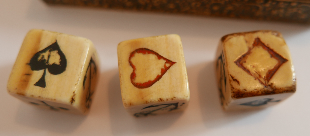 Antique Lot of 3 Ivory Sailors Scrimshaw Gambling Dice - with 22mm sides in a Gilt Box marked AF. - Image 4 of 6