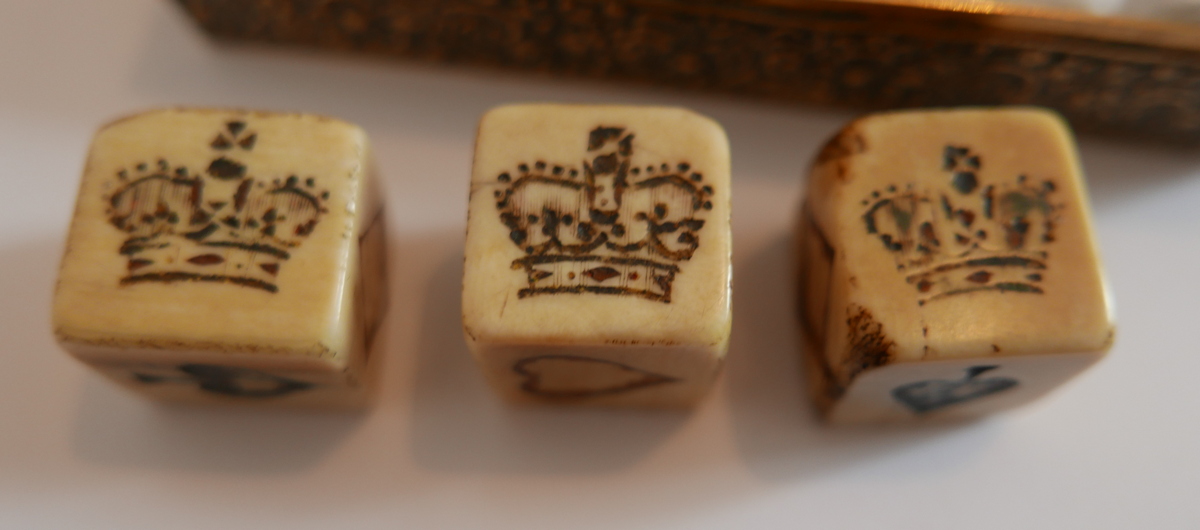 Antique Lot of 3 Ivory Sailors Scrimshaw Gambling Dice - with 22mm sides in a Gilt Box marked AF. - Image 3 of 6