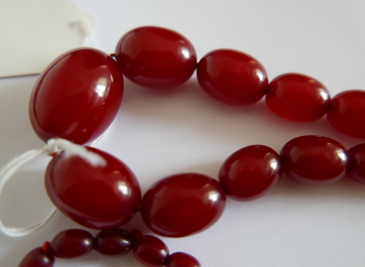 Vintage 80cm long string of Cherry Amber/Bakelite Beads - largest bead 28mm x 20mm - 59 grams weight - Image 5 of 6