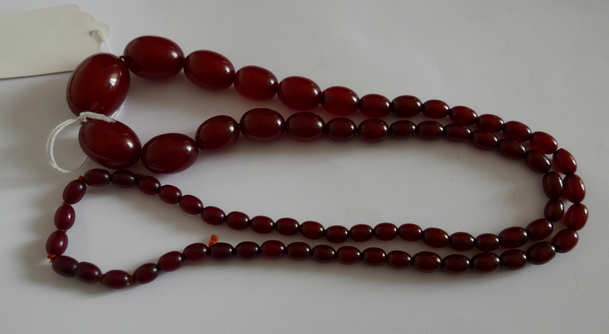 Vintage 80cm long string of Cherry Amber/Bakelite Beads - largest bead 28mm x 20mm - 59 grams weight - Image 4 of 6