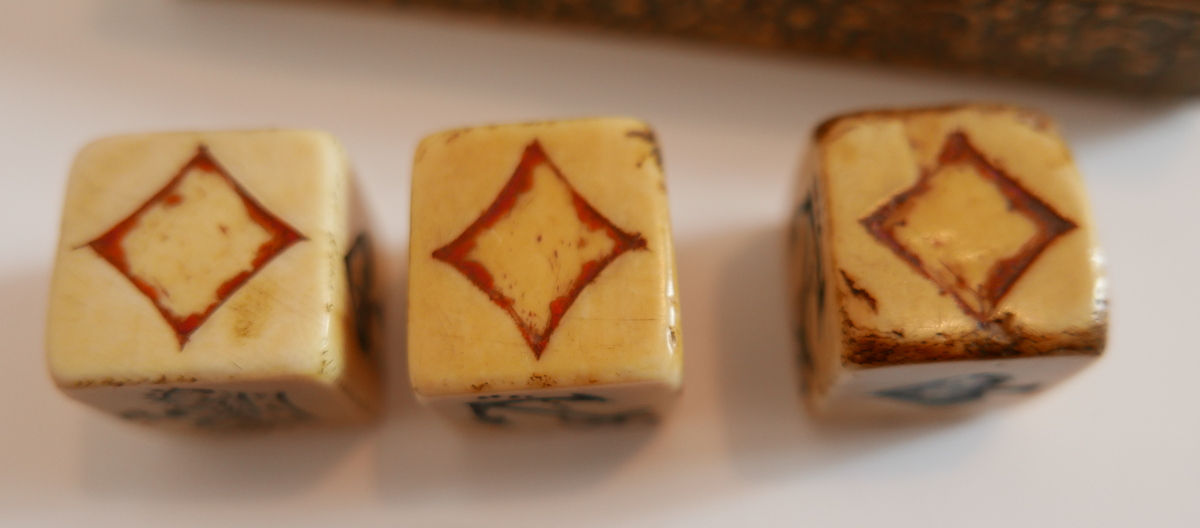 Antique Lot of 3 Ivory Sailors Scrimshaw Gambling Dice - with 22mm sides in a Gilt Box marked AF. - Image 5 of 6