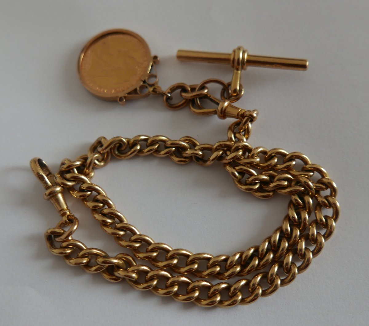 Antique 18 karat Gold Single Albert Chain with a attached 1900 Full Sovereign. - Image 3 of 4