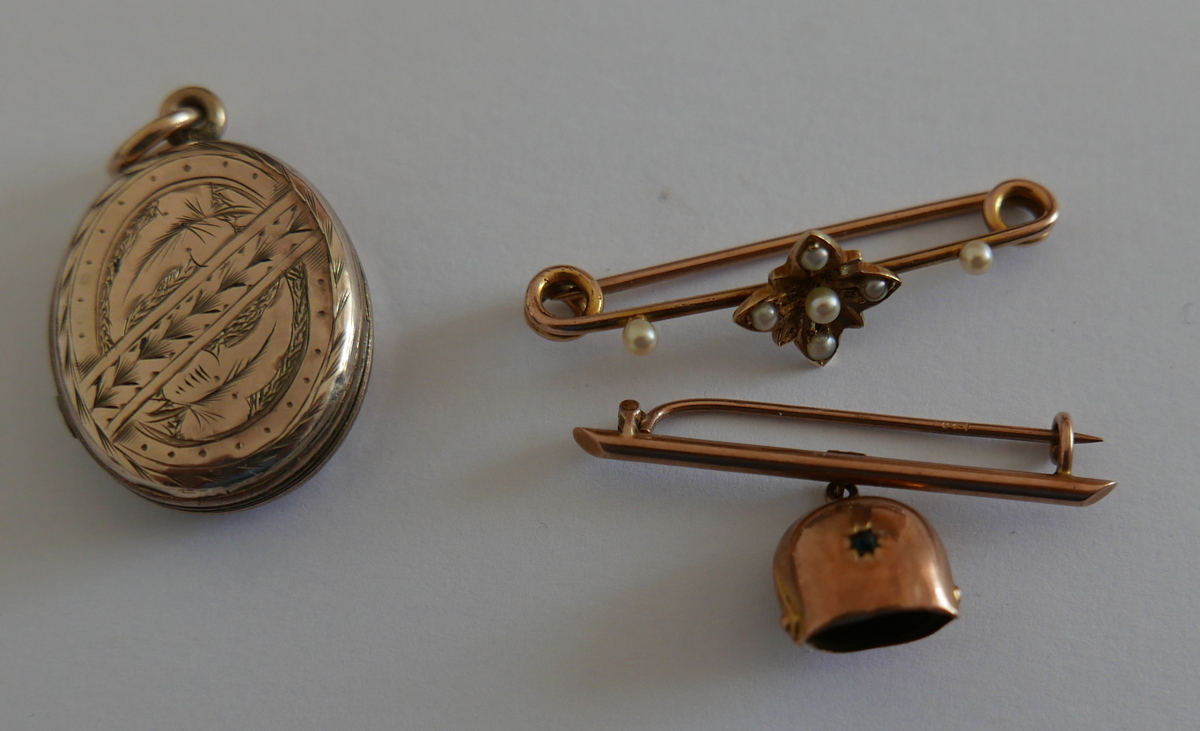 Pair of Gold Brooches and Pinchbeck Locket.