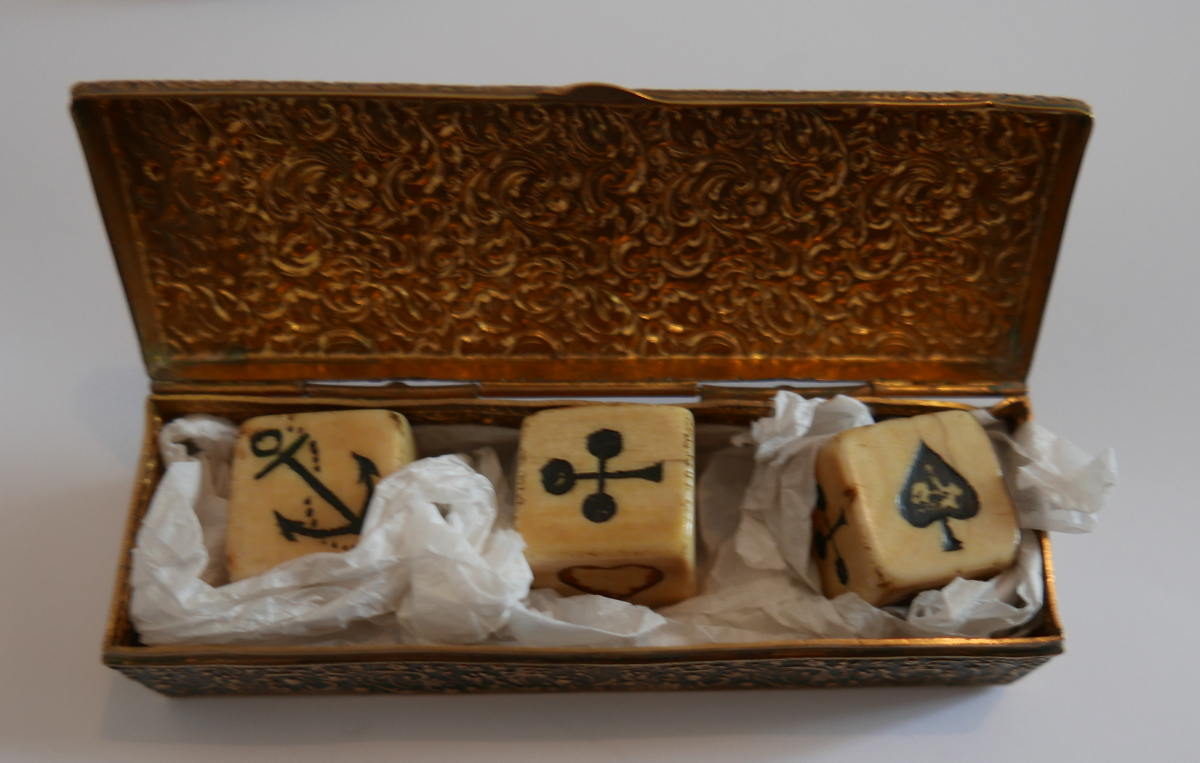 Antique Lot of 3 Ivory Sailors Scrimshaw Gambling Dice - with 22mm sides in a Gilt Box marked AF.