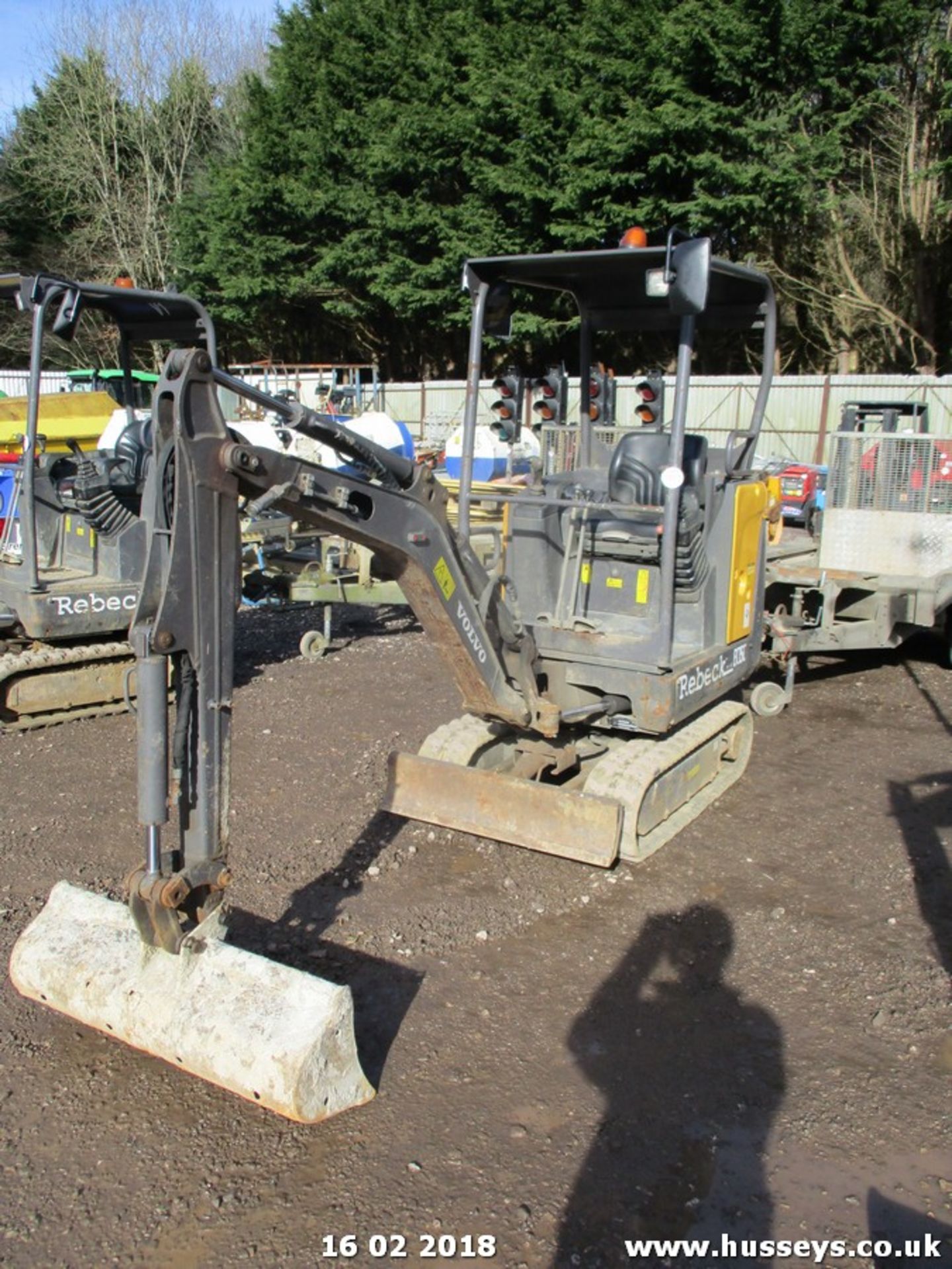 VOLVO EC15C MINIDIGGER 2014 RUNS,DRIVES,DIGS, 1041 HRS, C/W 1 BKT & I/W 8'X4' TWIN AXLE TRAILER