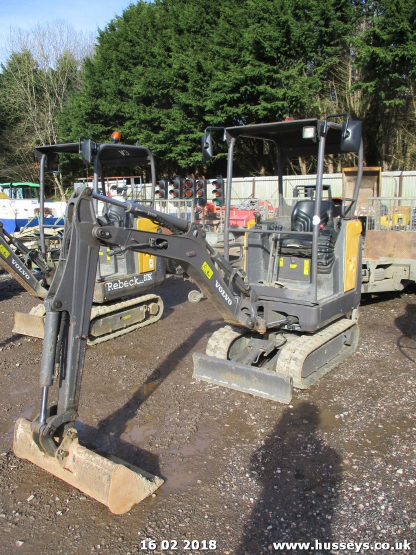 VOLVO EC15C MINIDIGGER 2015 RUNS,DRIVES,DIGS, 2073 HRS, C/W 1 BKT & I/W 8'X4' TWIN AXLE TRAILER