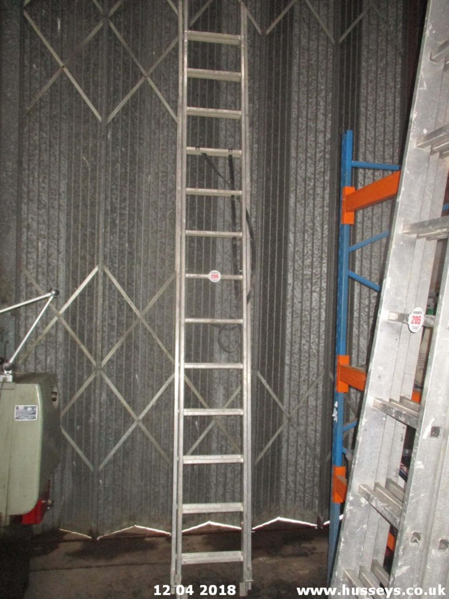 DOUBLE EXTENDING LADDER