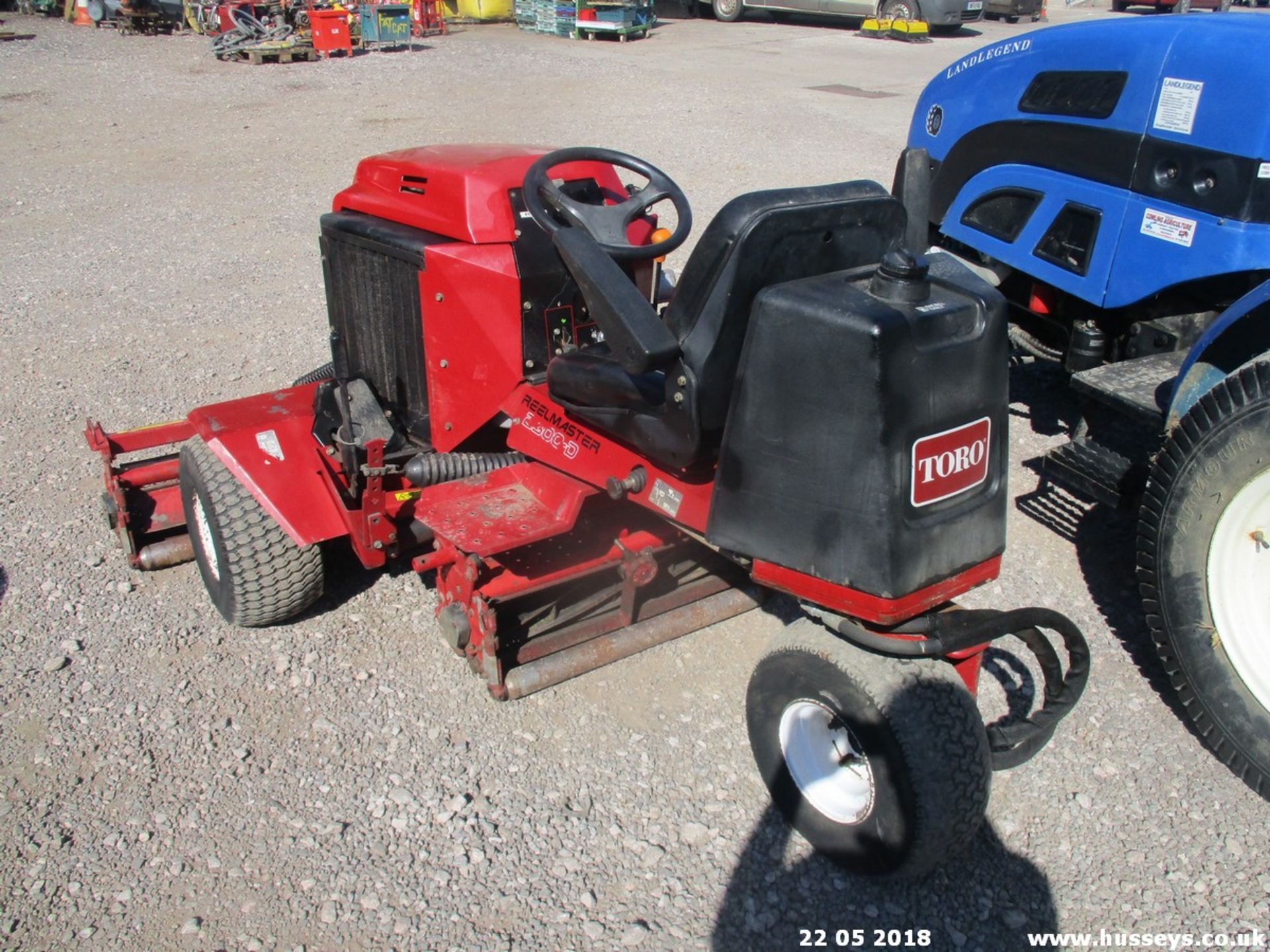 TORO REELMASTER 2300D DIESEL TRIPLE RUNS DRIVES CUTS - Image 3 of 3