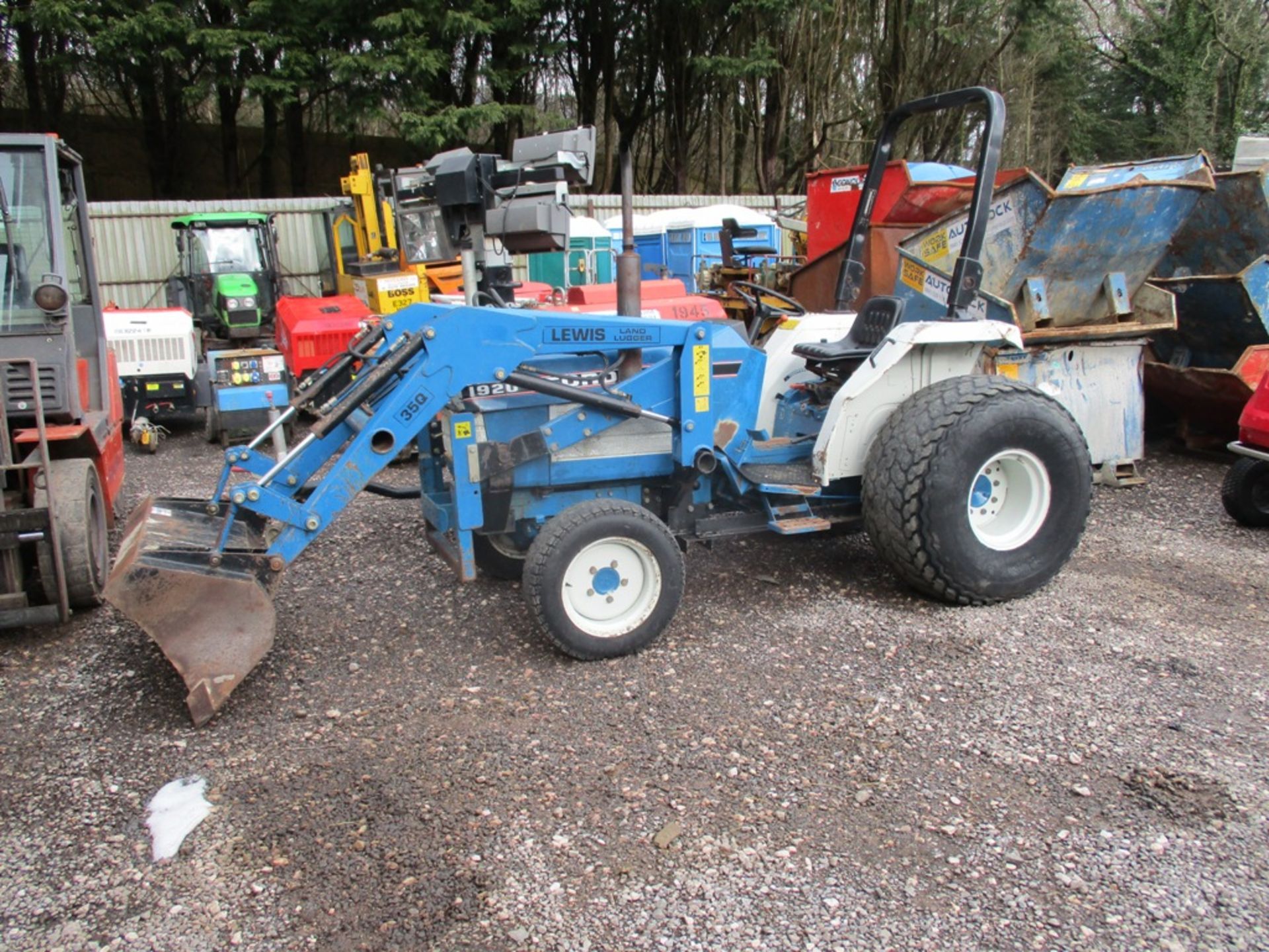 FORD 1920 COMPACT TRACTOR C/W LEWIS LAND LUGGER LOADER RUNS, DRIVES, LIFTS - Image 3 of 5