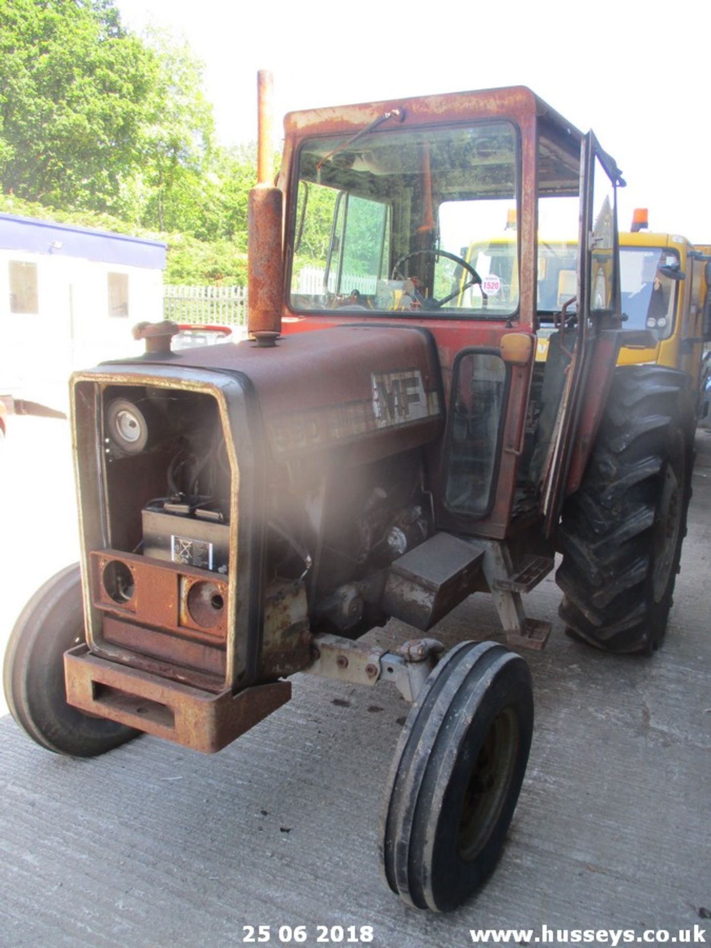 M.F.590 TRACTOR XUO 25V (YR 1980) NON RUNNER 8 SPEED