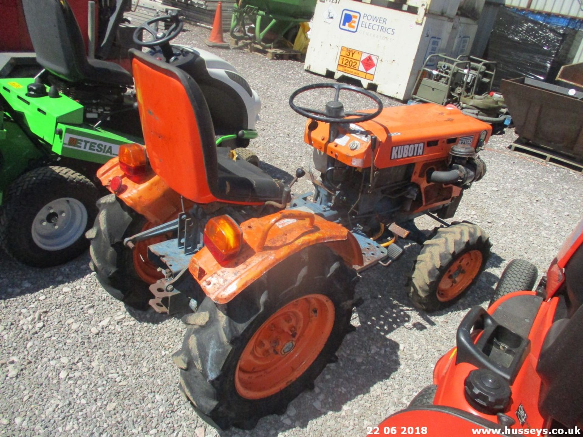 KUBOTA B7100 COMPACT TRACTOR RUNS, DRIVES - Image 4 of 5