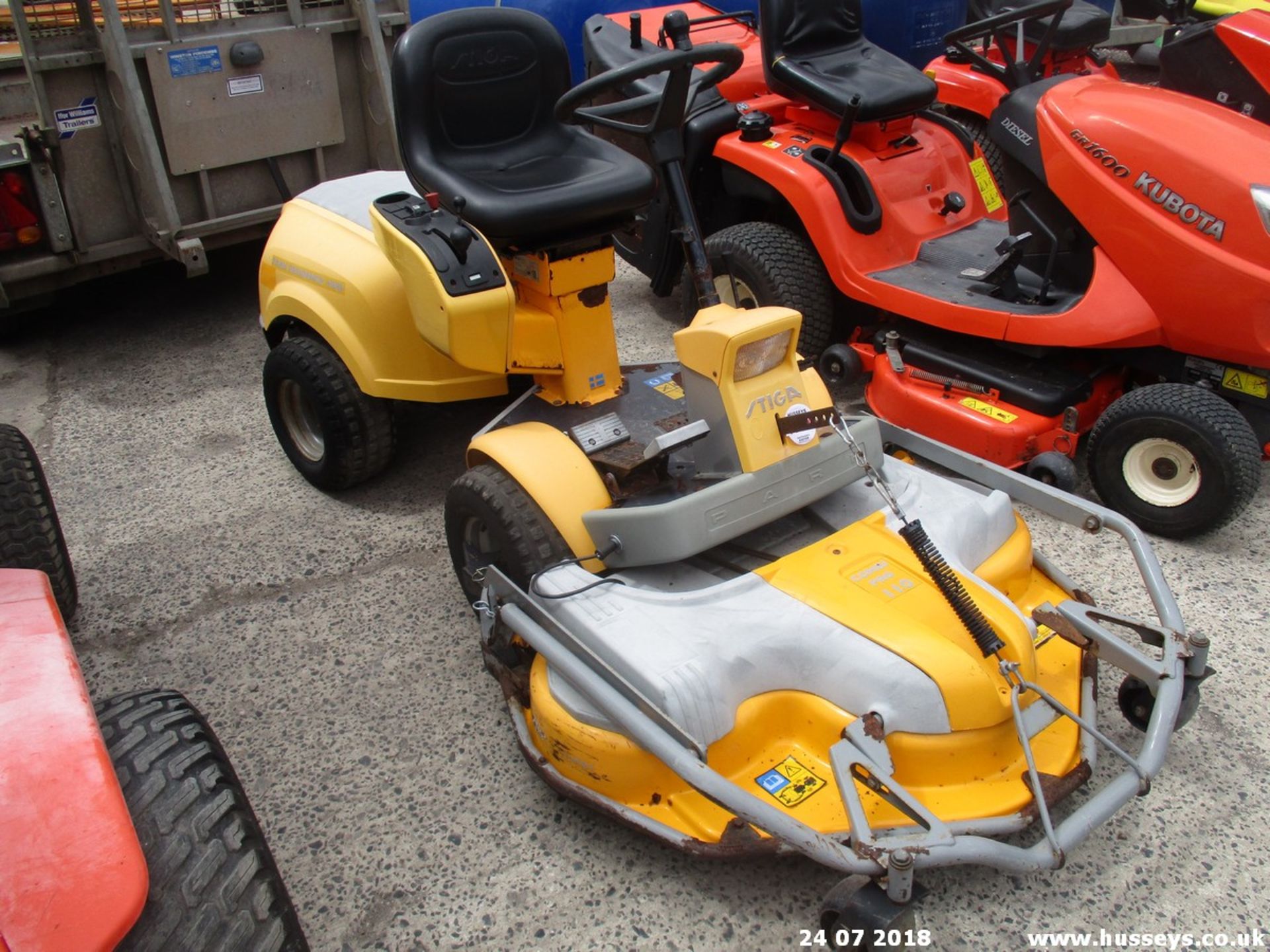 STIGA COMBI PRO 110 RIDE ON MOWER RUNS DRIVES CUTS HONDA V TWIN ENGINE - Image 2 of 5