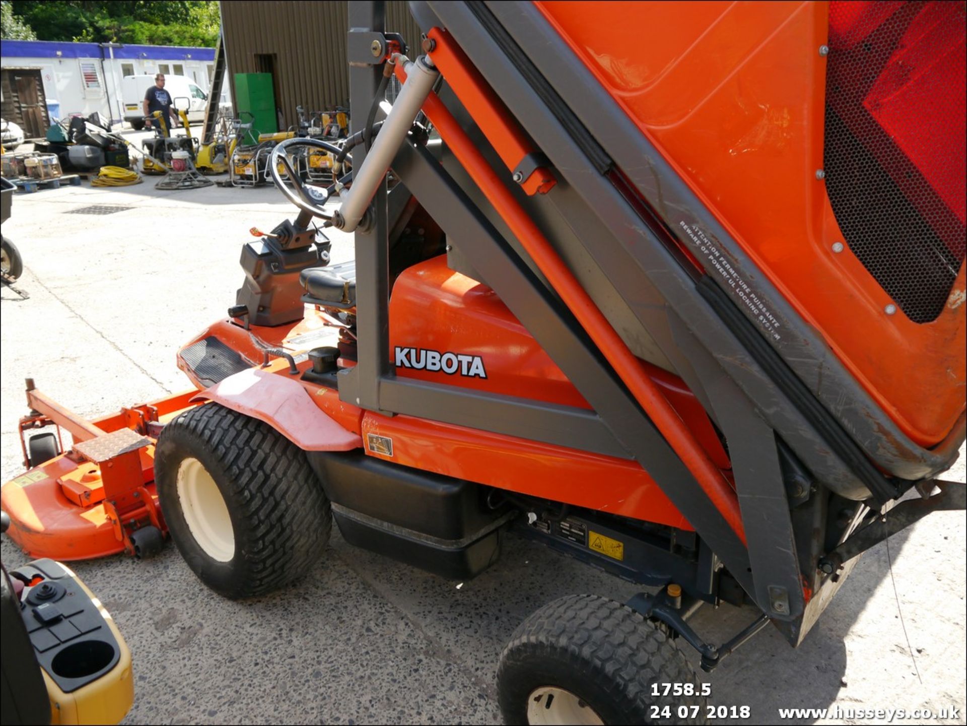 KUBOTA F3060 RIDE ON MOWER C/W HIGH TIP COLLECTOR RUNS DRIVES CUTS - Image 6 of 8