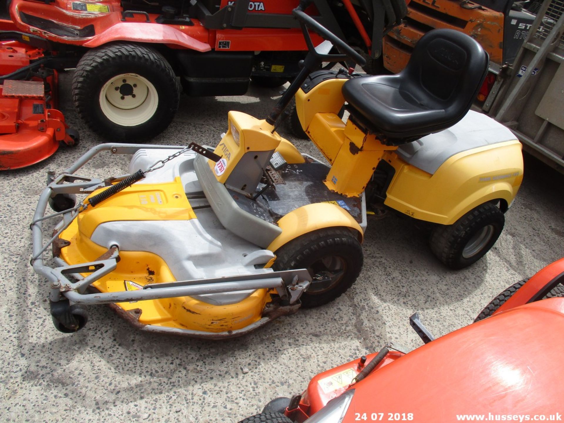 STIGA COMBI PRO 110 RIDE ON MOWER RUNS DRIVES CUTS HONDA V TWIN ENGINE - Image 3 of 5