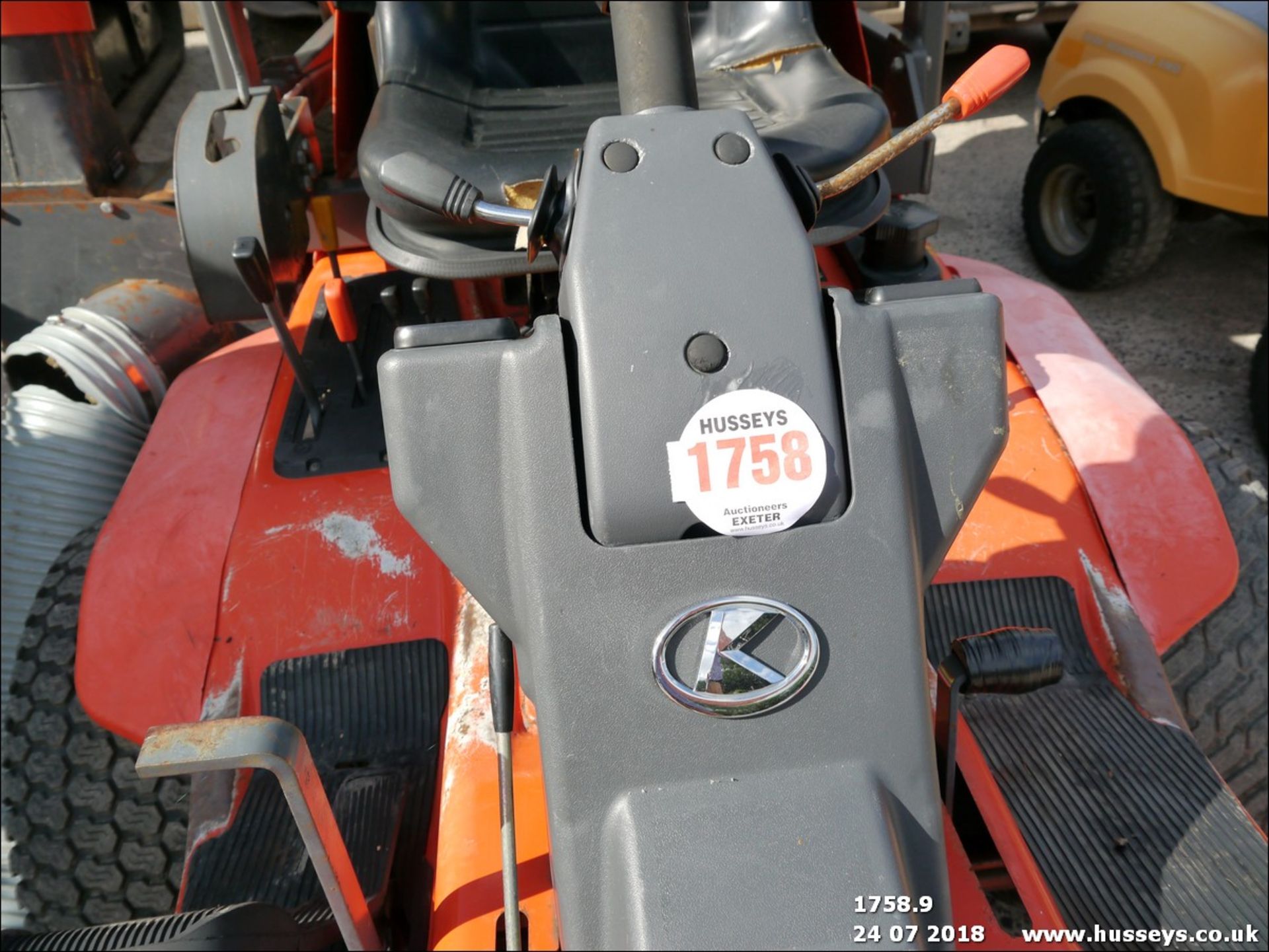 KUBOTA F3060 RIDE ON MOWER C/W HIGH TIP COLLECTOR RUNS DRIVES CUTS - Image 8 of 8