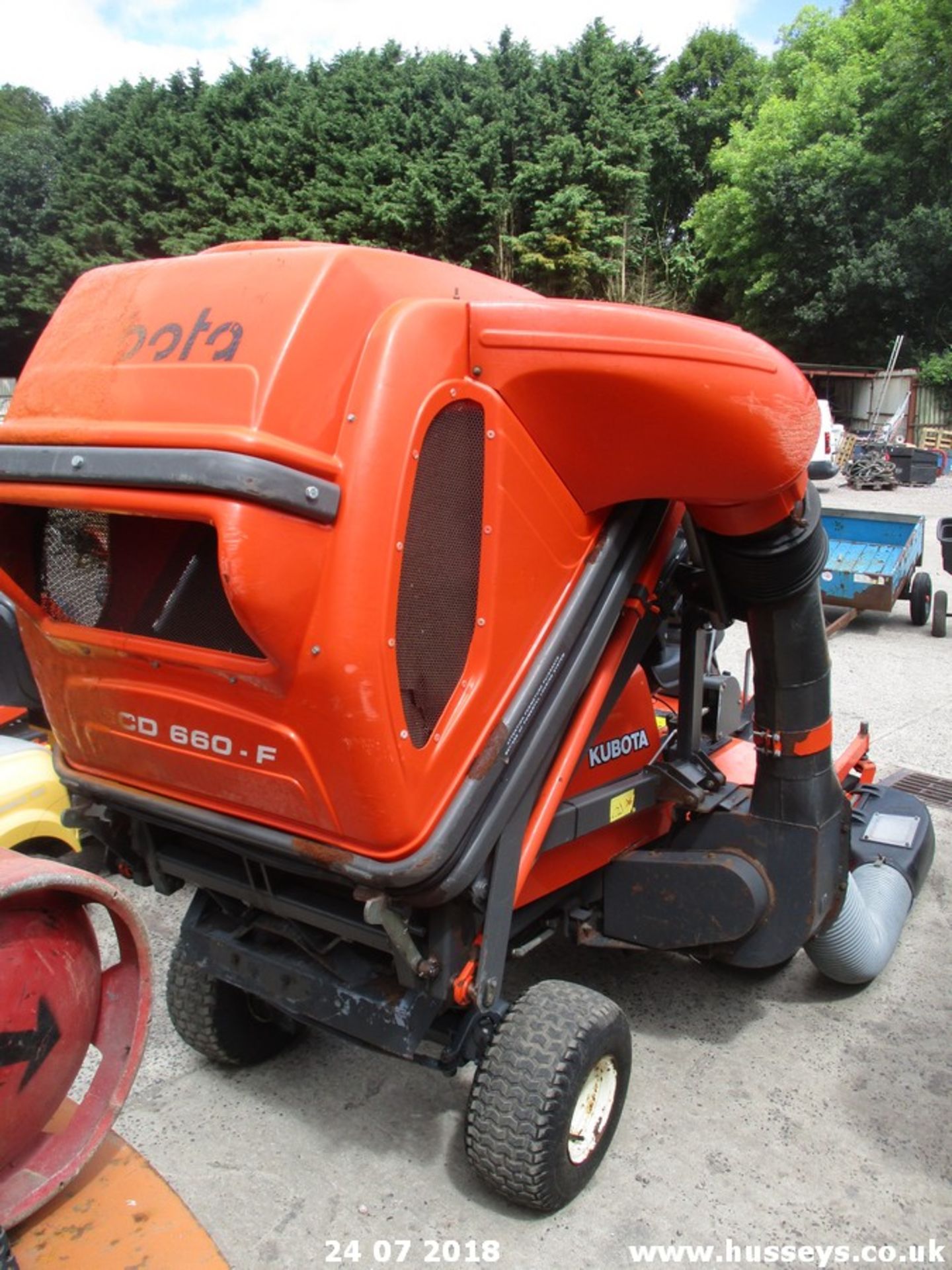 KUBOTA F3060 RIDE ON MOWER C/W HIGH TIP COLLECTOR RUNS DRIVES CUTS - Image 5 of 8