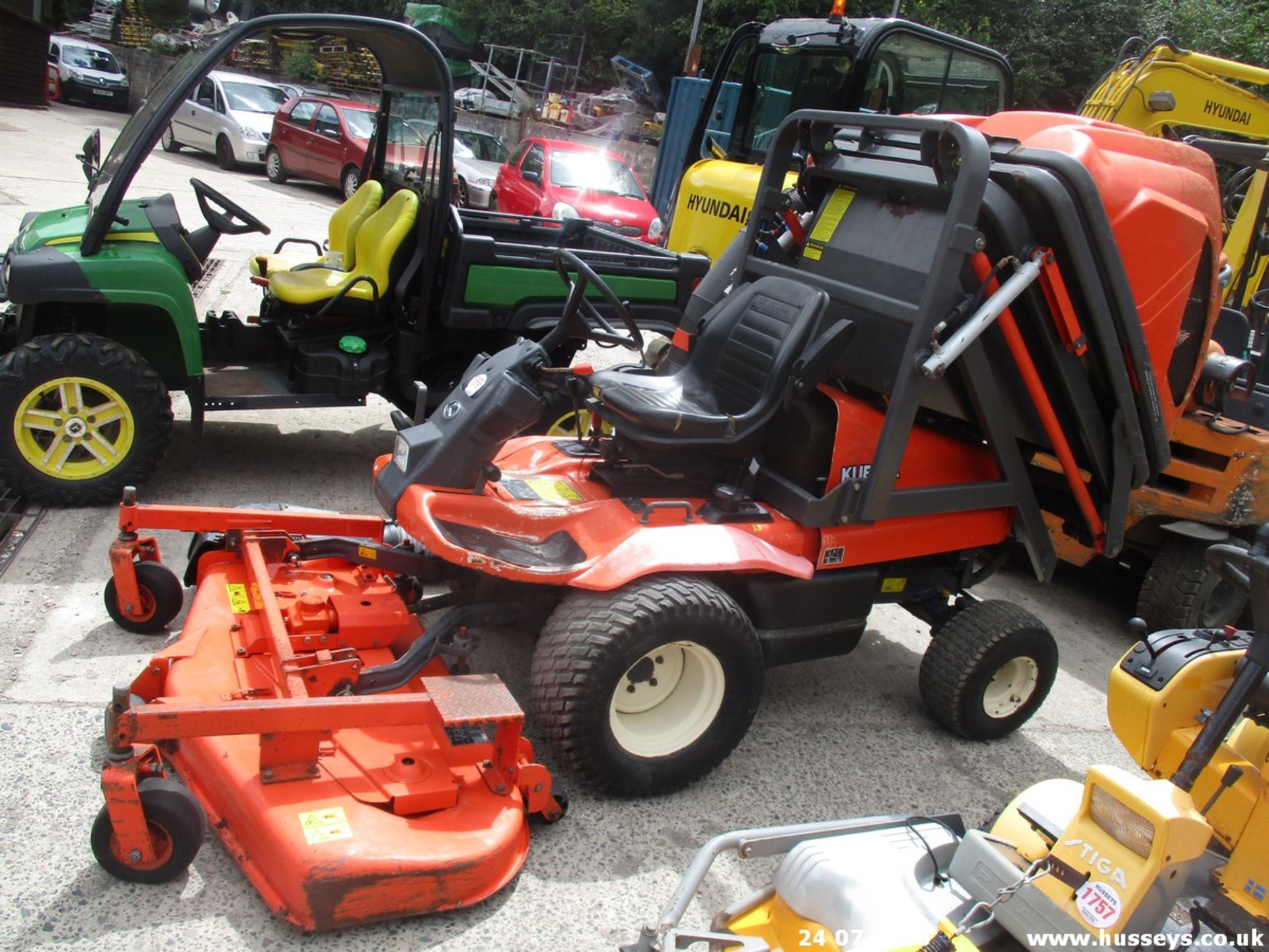 KUBOTA F3060 RIDE ON MOWER C/W HIGH TIP COLLECTOR RUNS DRIVES CUTS - Image 2 of 8