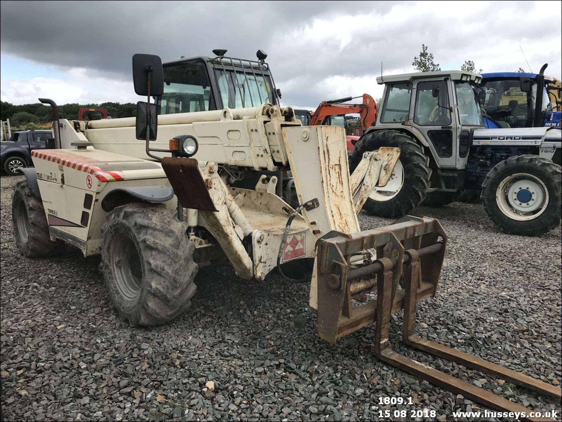 TEREX TELELIFT 3013 TELEHANDLER 2002 6426 HRS RUNS, DRIVES, LIFTS. JACKLEGS - Image 2 of 11