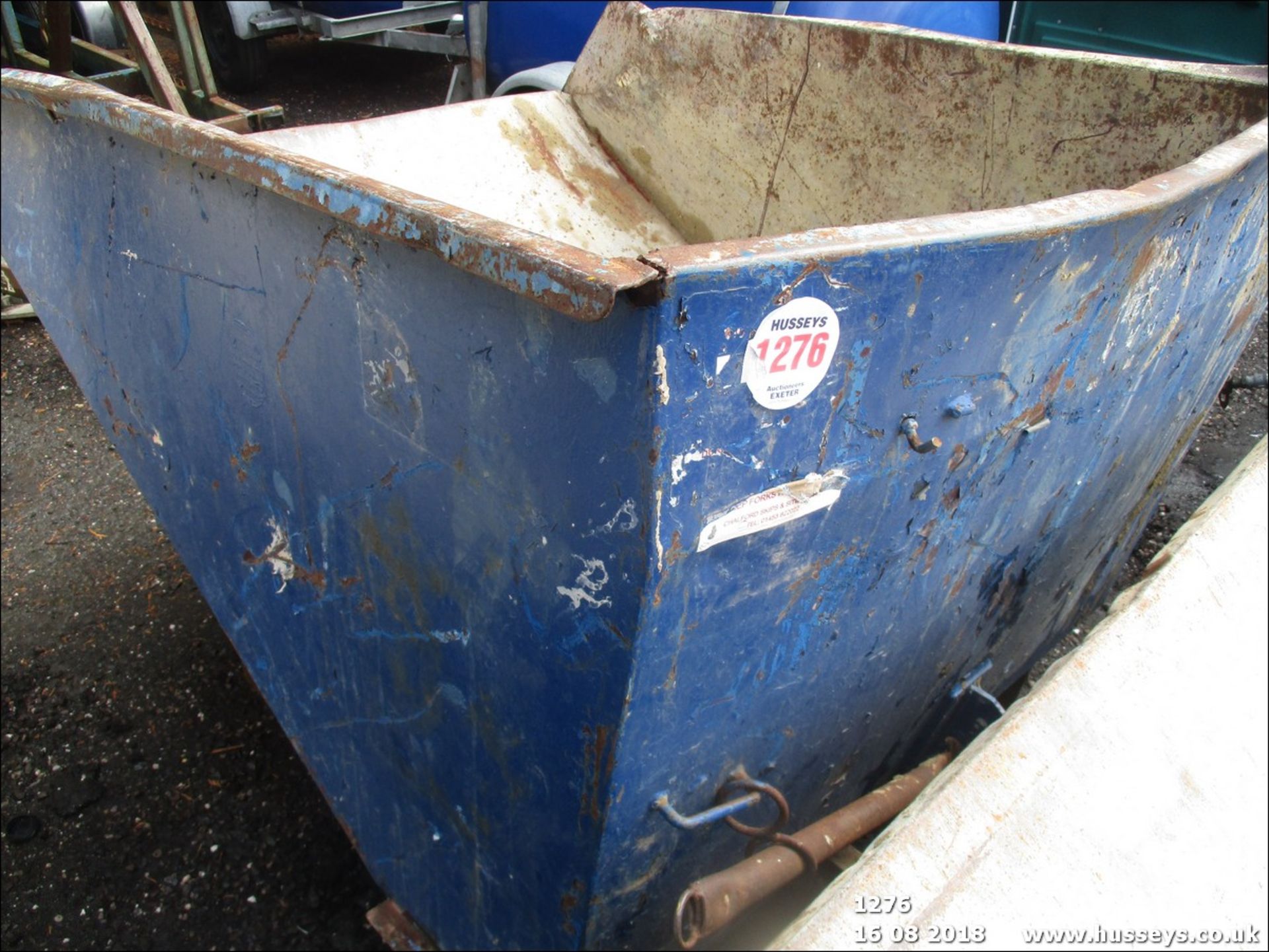 FORKIFT TIPPING SKIP