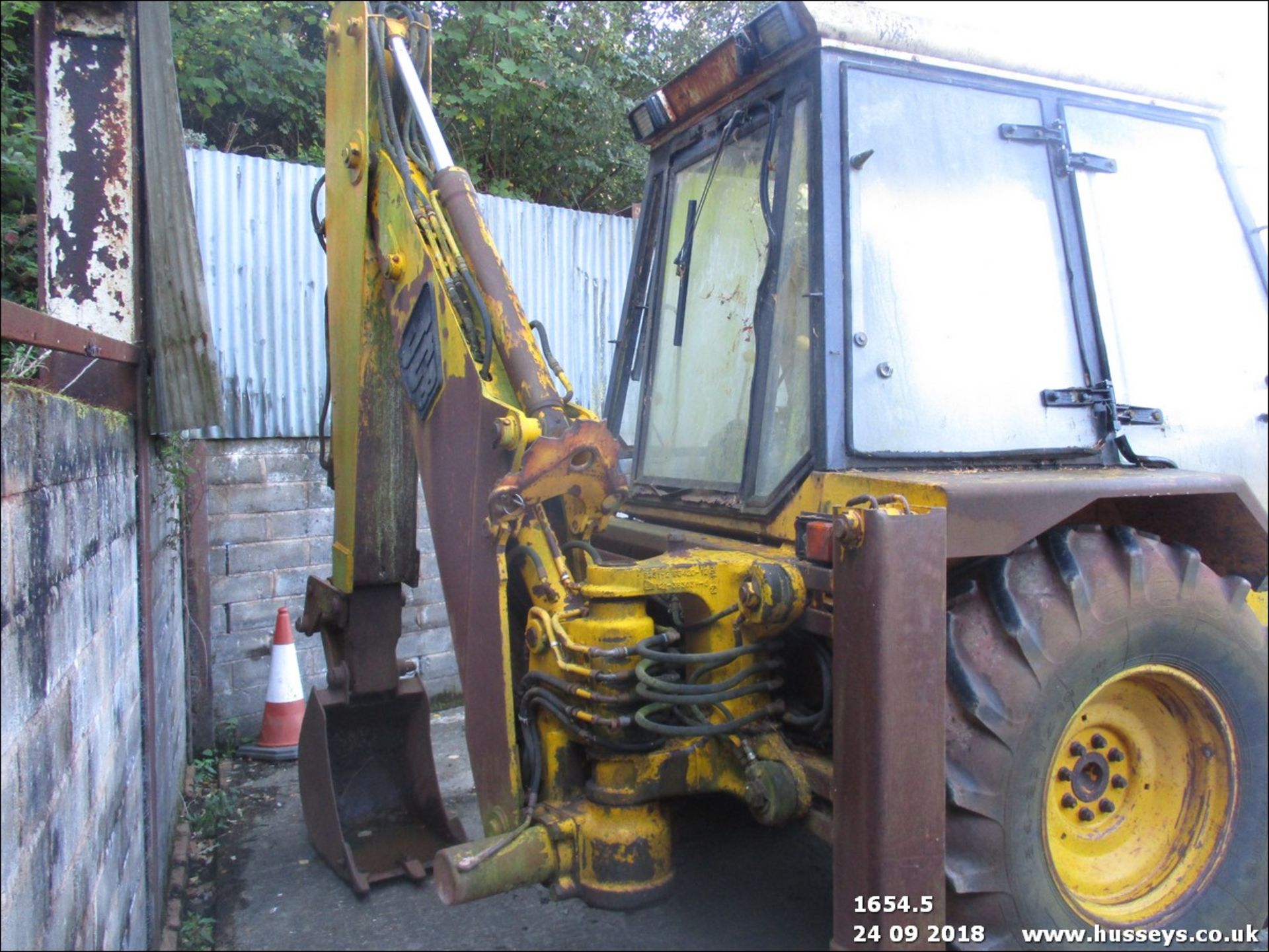 JCB 3CX SITEMASTER C/W PALLET FORKS & 2 BUCKETS, KEY - Image 4 of 4