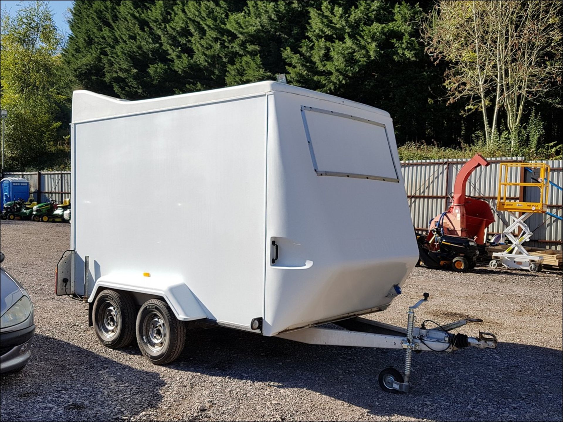 TWIN WHEEL TOWAVAN TRAILER