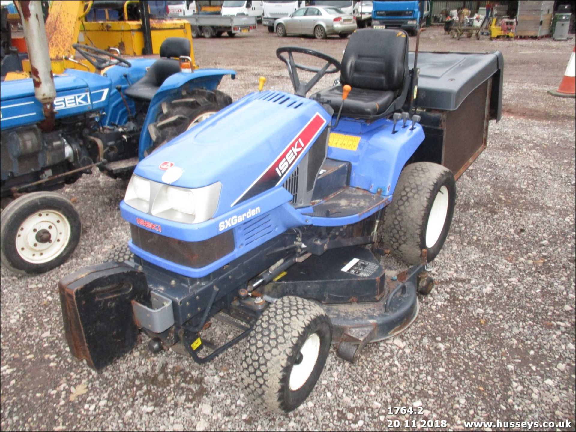 ISEKI SX GARDEN MOWER C/W COLLECTOR ,RUNS,CUTS - Image 2 of 4