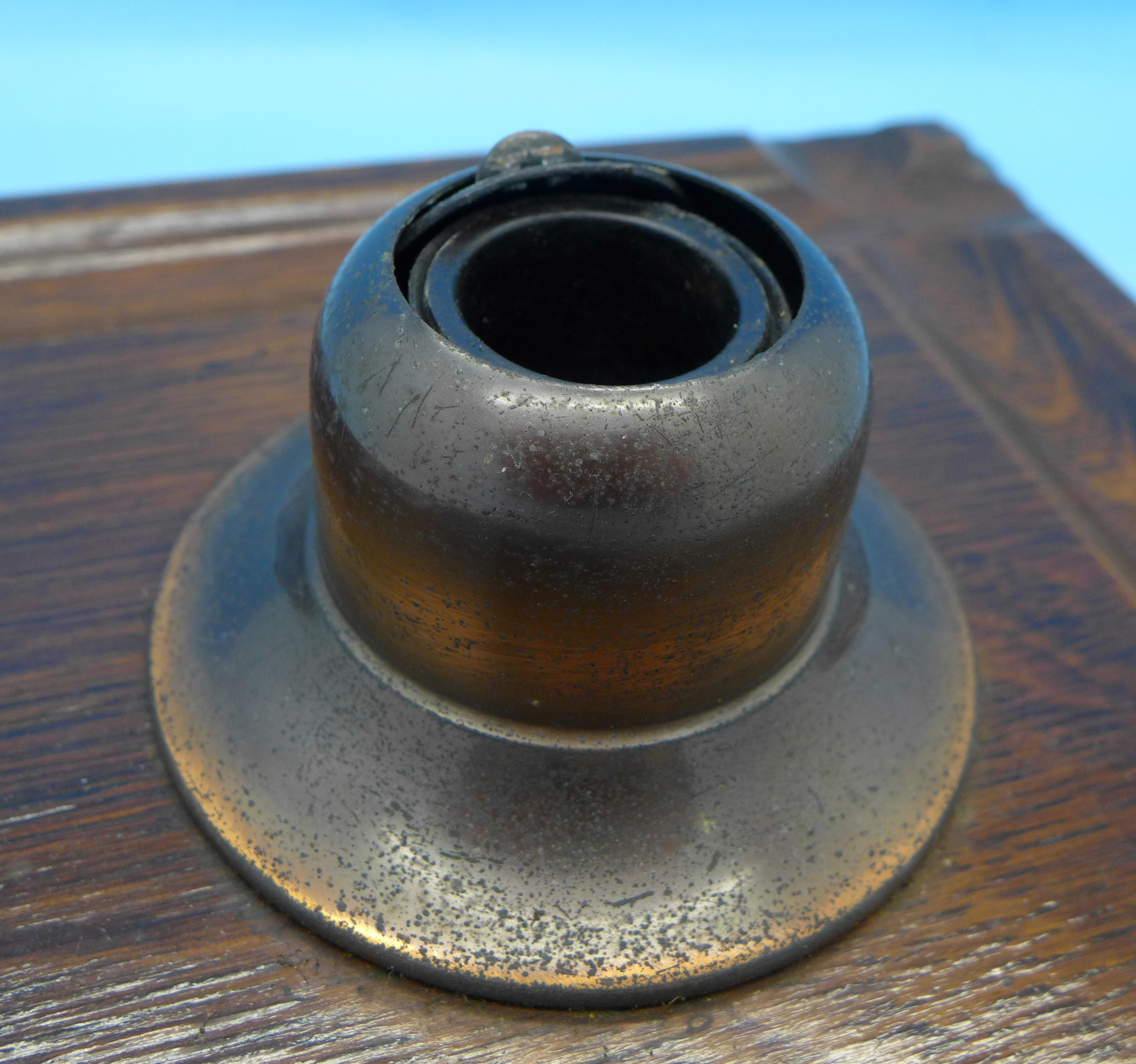 An Edwardian oak and copper inkwell and pen stand - Image 2 of 2