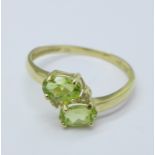 A 9ct gold and peridot ring, 9g,