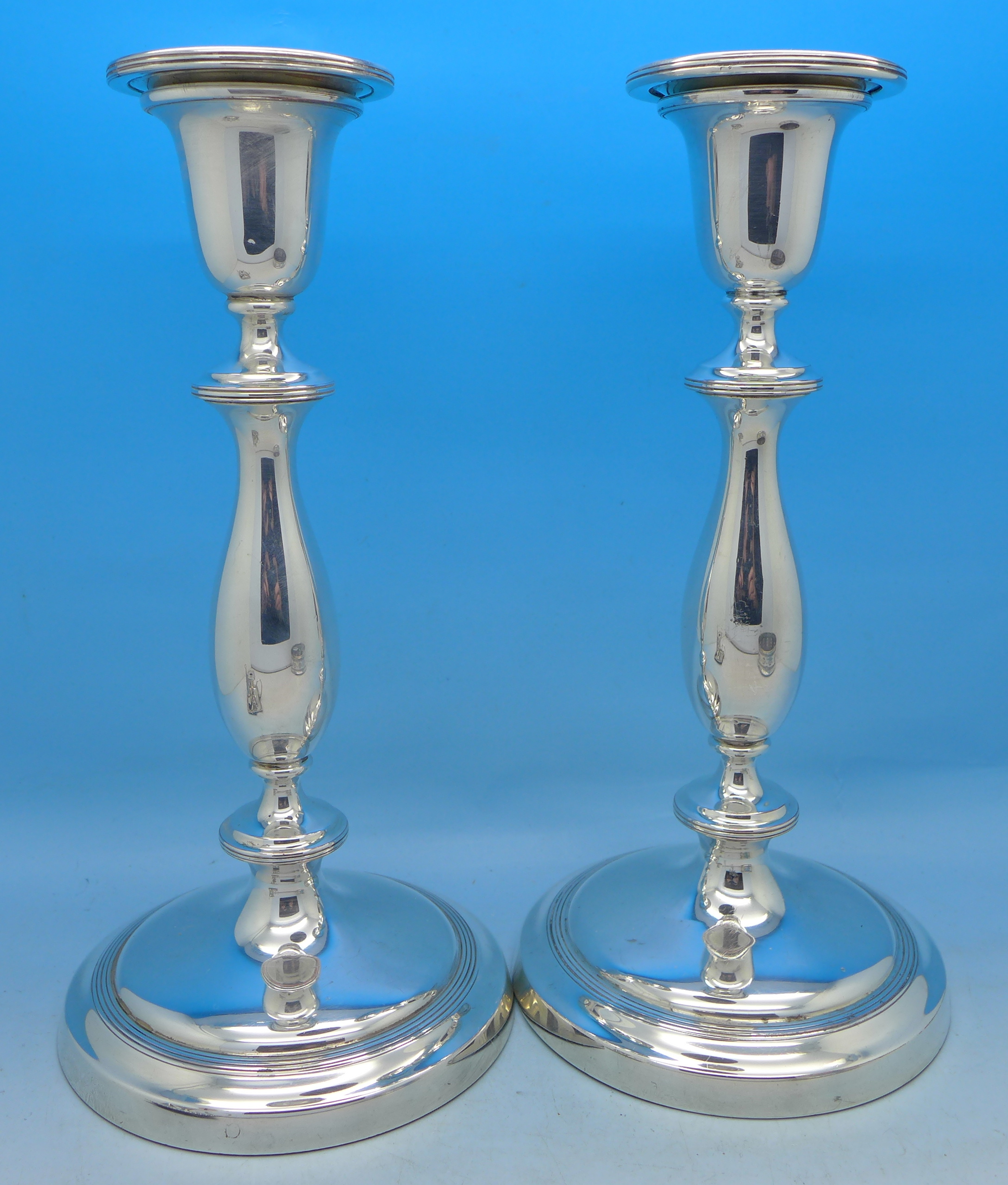 A pair of plated candlesticks, - Image 2 of 3