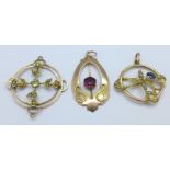 Two 9ct gold pendants, a/f, and a yellow metal pendant, total weight 5.