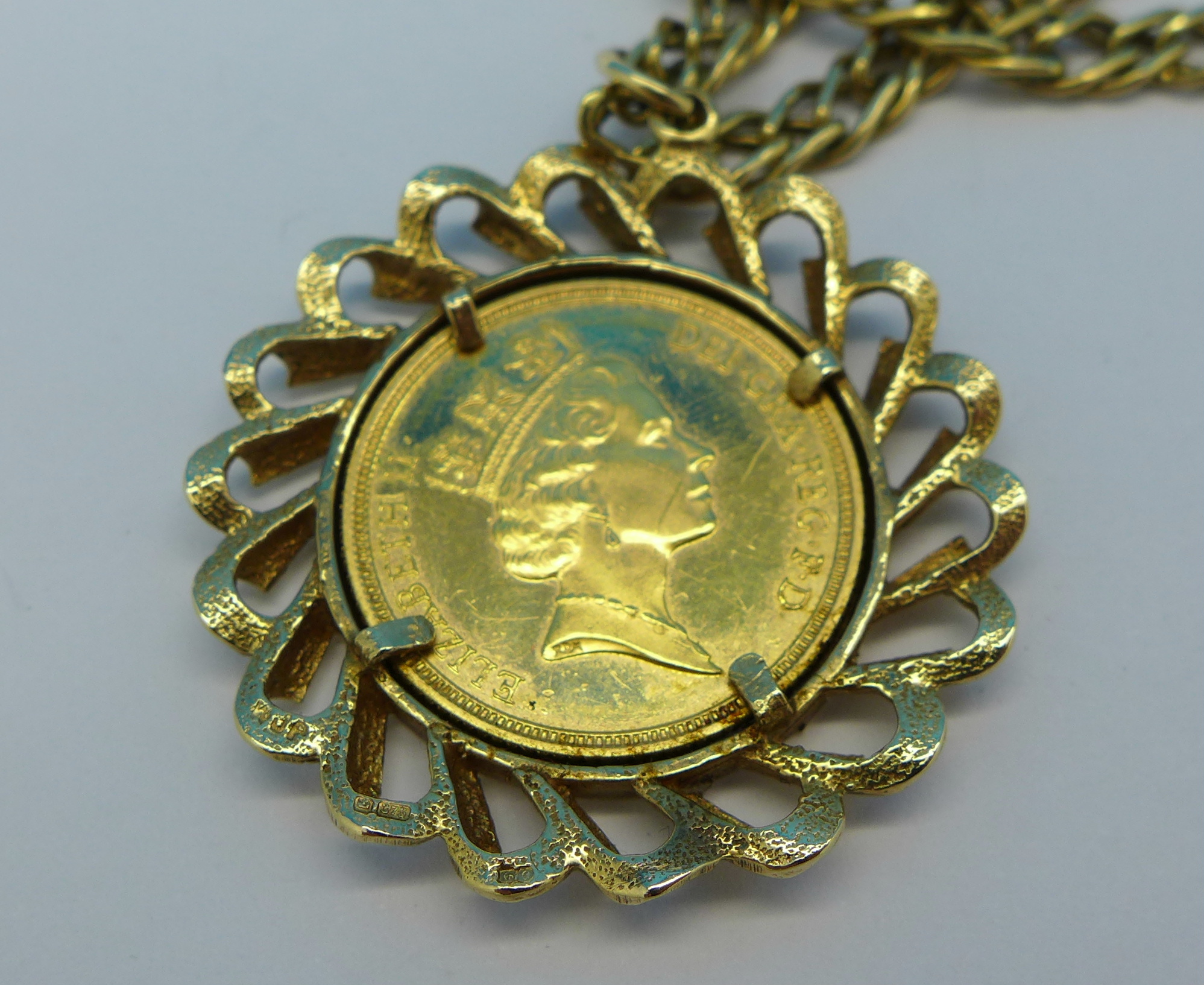 A 1994 full sovereign in a 9ct gold mount on a 9ct gold chain, chain a/f, 21. - Image 3 of 3
