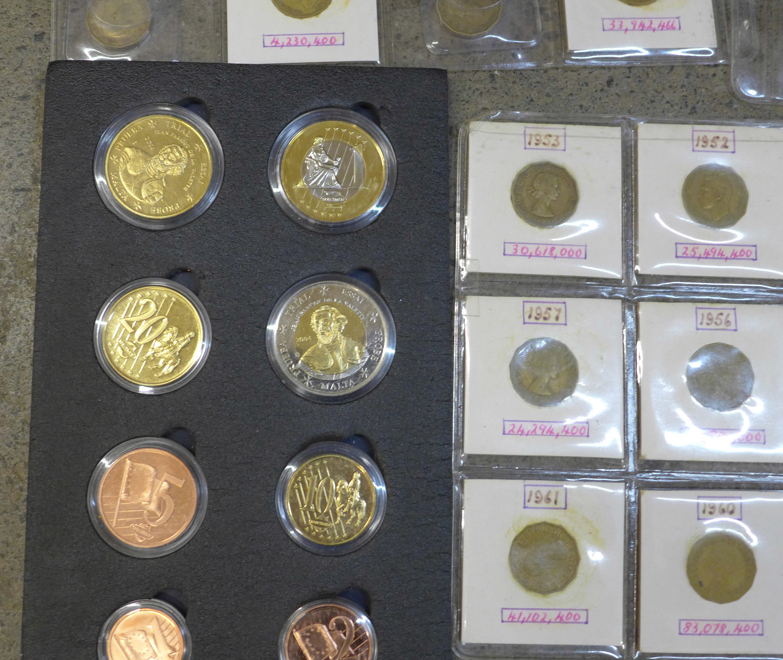 Great Britain coins including full date set of threepences, farthings and pennies, etc. - Image 3 of 4