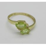 A 9ct gold and peridot ring, 1.