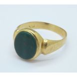 An 18ct gold and bloodstone ring, 5.