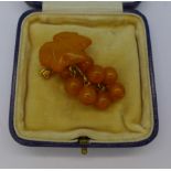 A yellow metal mounted amber drop brooch